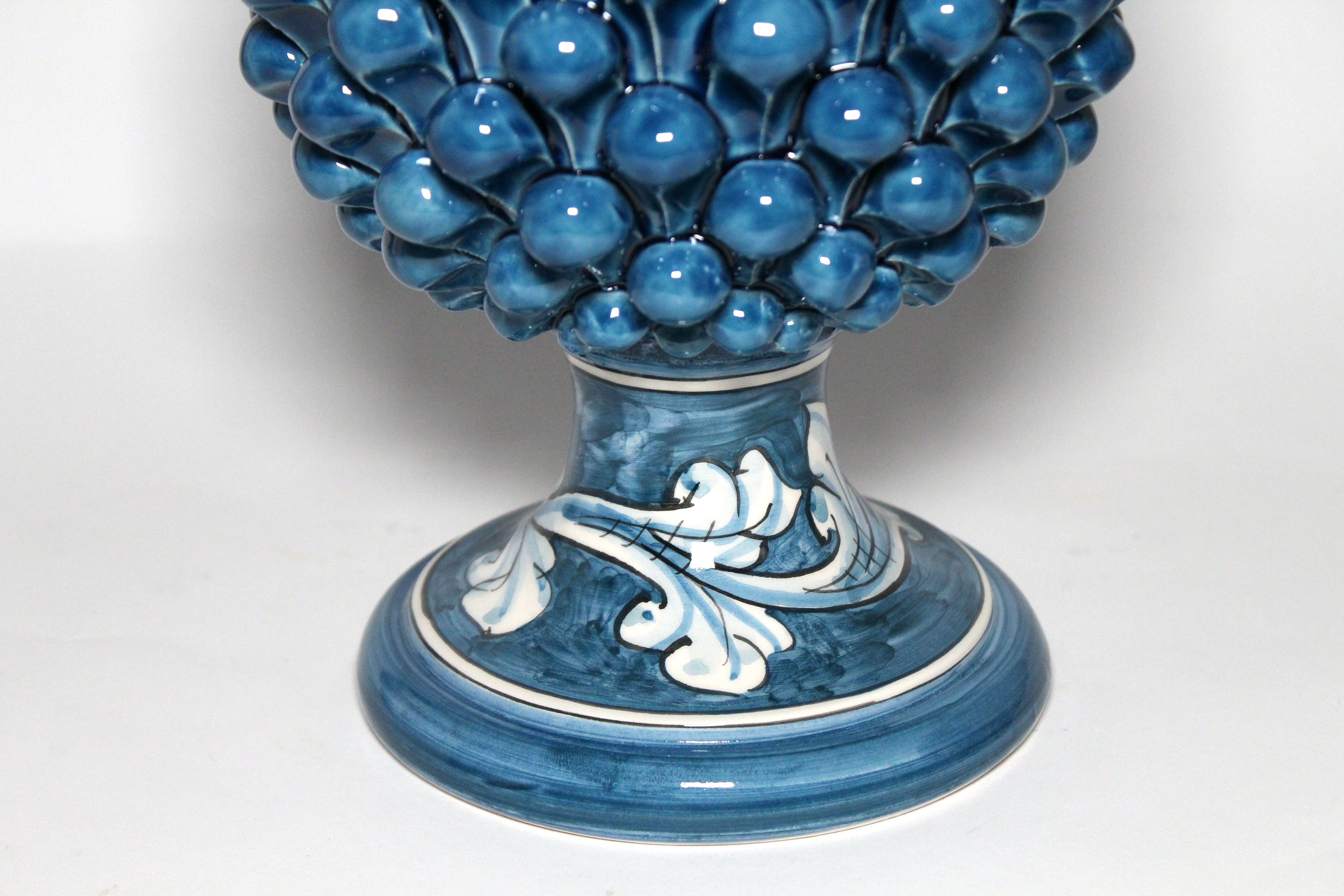 Pigna Blu con Base Decorata